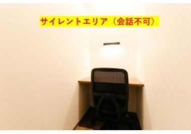 B2-2／ブース（半個室）ソロワークに必要なファシリティを全て完備したワークプレイスです。 - THE HUB 新宿ワシントン