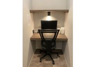 B2／ブース（半個室）ソロワークに必要なファシリティを全て完備したワークプレイスです。 - THE HUB 新宿