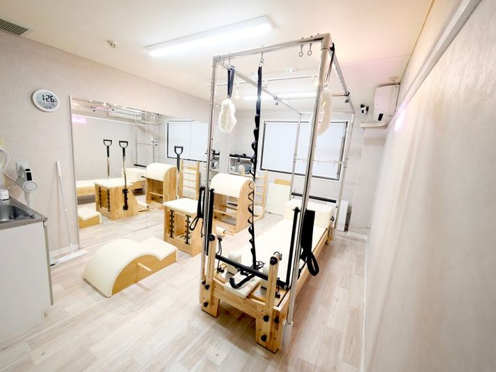 ・約25平米
・大型鏡（幅2.7m×高さ1.8m）

 - STUDIOFLAG渋谷1号店 STUDIOFLAG渋谷1号店/マシンピラティスレンタルスタジオの室内の写真