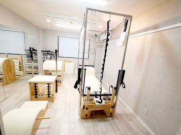 ・白とグレージュで統一された清潔感のあるお洒落な空間
 - STUDIOFLAG渋谷1号店 STUDIOFLAG渋谷1号店/マシンピラティスレンタルスタジオの室内の写真