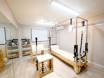 ・ヨガマット2枚を敷くことが可能
・更衣室完備で安心してお着替えいただけます - STUDIOFLAG渋谷1号店 STUDIOFLAG渋谷1号店/マシンピラティスレンタルスタジオの室内の写真