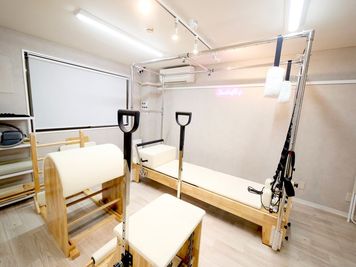 ・ピンクのネオンライトが印象的
・WiFi完備 - STUDIOFLAG渋谷1号店 STUDIOFLAG渋谷1号店/マシンピラティスレンタルスタジオの室内の写真