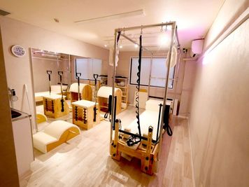 ・ダウンライトで落ち着いた雰囲気にすることができます - STUDIOFLAG渋谷1号店 STUDIOFLAG渋谷1号店/マシンピラティスレンタルスタジオの室内の写真