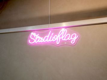 ・ピンクのネオンライトが印象的 - STUDIOFLAG渋谷1号店 STUDIOFLAG渋谷1号店/マシンピラティスレンタルスタジオの室内の写真