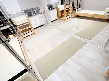 ・バレル、チェアーをずらしヨガマット2枚を引くことができます - STUDIOFLAG渋谷1号店 STUDIOFLAG渋谷1号店/マシンピラティスレンタルスタジオの室内の写真