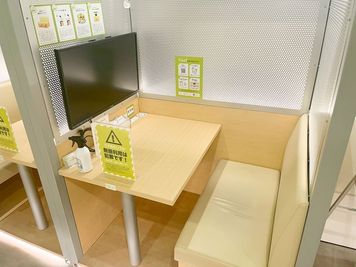 【池袋駅徒歩1分|24時間営業|5Sブース】高速Wi-Fi/31.5型モニター/充電/web商談・面接・MTG・テレワーク等 - FEEEP 池袋東口店
