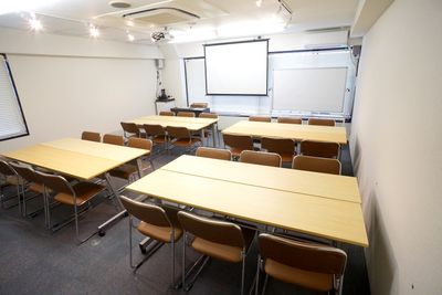 新大阪駅前の貸し会議室『新大阪セミナーオフィス』ルームＯ-６、７ 新大阪セミナーオフィス　会議室ルームＯ-６の室内の写真