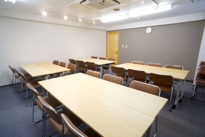 新大阪駅前の貸し会議室『新大阪セミナーオフィス』ルームＯ-６、７ 新大阪セミナーオフィス　会議室ルームＯ-６の室内の写真