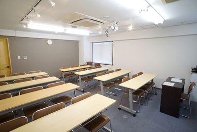 新大阪駅前の貸し会議室『新大阪セミナーオフィス』ルームＯ-６、７ 新大阪セミナーオフィス　会議室ルームＯ-６の室内の写真
