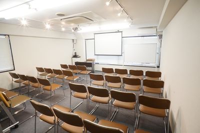 新大阪駅前の貸し会議室『新大阪セミナーオフィス』ルームＯ-６、７ 新大阪セミナーオフィス　会議室ルームＯ-６の室内の写真