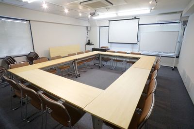新大阪駅前の貸し会議室『新大阪セミナーオフィス』ルームＯ-６、７ 新大阪セミナーオフィス　会議室ルームＯ-６の室内の写真