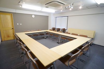 新大阪駅前の貸し会議室『新大阪セミナーオフィス』ルームＯ-６、７ 新大阪セミナーオフィス　会議室ルームＯ-６の室内の写真