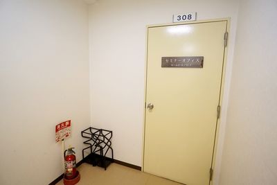 新大阪駅前の貸し会議室『新大阪セミナーオフィス』ルームＯ-６、７ 新大阪セミナーオフィス　会議室ルームＯ-６の入口の写真