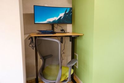 昇降式デスク、曲面ワイドモニター - BOTTOS 没頭作業カフェ　御茶ノ水駅前店 【4F貸切30人OK】BOTTOS没頭作業カフェ 御茶ノ水駅前店の設備の写真