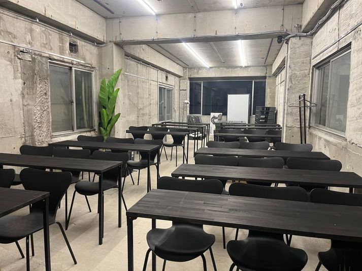 モノトーンででスタイリッシュな多目的スペース - BUSINESS SYNDICATE　KANDA BASEの室内の写真
