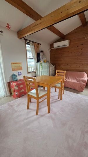 3F:洋風絨毯の可愛らしいお部屋。赤ちゃん👶連れのママ会にも、可愛らしい印象の動画撮影にもご利用頂けます。 - 『ログハウス・スタジオ　蘇州館 | 撮影と自習空間 『ログハウス・スタジオ 蘇州館｜撮影と自習空間』の室内の写真