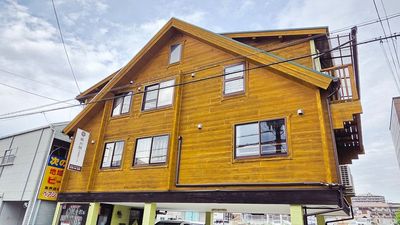 三角屋根の黄色いログハウスが目印 - 『ログハウス・スタジオ　蘇州館 | 撮影と自習空間 『ログハウス・スタジオ 蘇州館｜撮影と自習空間』の外観の写真