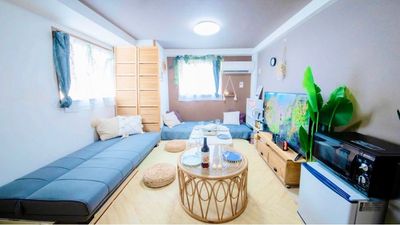 8人でもゆったりお座りいただけます。インテリアデザイナー監修の可愛いお部屋でまったりお過ごしいただけます。 - WITH YOUあたしんち新大阪 《WITH YOUあたしんち》レンタルスペース新大阪2号店の室内の写真