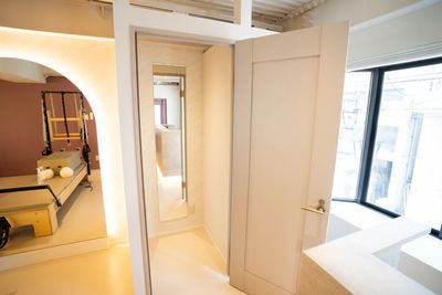 個室更衣室×２ - BASE PILATES 自由が丘 オープン記念【4時間】マシンピラティス6台🌿法人用スタジオ🌿の室内の写真
