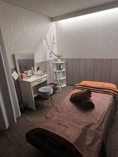 施術室 - 女性専用レンタルサロンMORÉ｜ネイル・整体・リンパ・完全個室 《藤井寺駅1分》女性専用レンタルサロン｜リラク・整体・施術向けの室内の写真