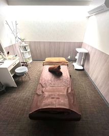 施術室 - 女性専用レンタルサロンMORÉ｜ネイル・整体・リンパ・完全個室 《藤井寺駅1分》女性専用レンタルサロン｜リラク・整体・施術向けの室内の写真