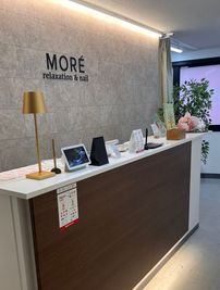 店内受付スペース - 女性専用レンタルサロンMORÉ｜ネイル・整体・リンパ・完全個室 《藤井寺駅1分》女性専用レンタルサロン｜リラク・整体・施術向けの室内の写真