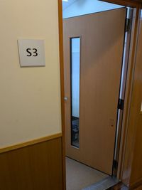 宇都宮西センター グランドピアノ　S3教室の入口の写真