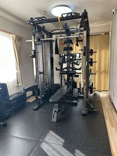 マシンの一部改良。
チンニングバーの変更
フリーのピッチの変更
よりトレーニングの幅が広がります - LNGYM　烏丸御池店 レンタルジムの室内の写真