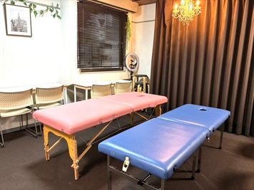 施術ベッド２台。
ベッド移動の際は、真ん中を持って移動してください！⚠️端っこを持って移動すると壊れます。 - ウィルシャー・プレイス四谷 貸し会議室の設備の写真