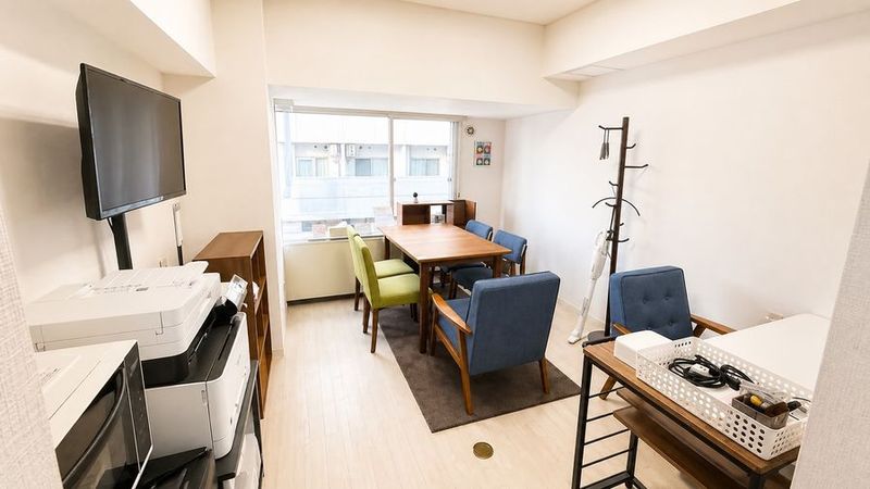 渋谷駅チカにある会議スペースです✨
コワーキング利用にもオススメです🖊 - Relax work 渋谷道玄坂 Relax work 渋谷道玄坂| 貸会議室🖊駅チカ🚶の室内の写真