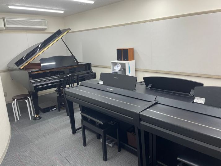 グランドピアノ(C3L)１台とクラビノーバ(CVP705B)３台が入ったお部屋です。 - ミュージックアベニュー広島 ピアノ練習室301教室の室内の写真