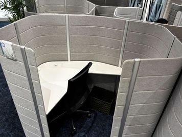 【1名用半個室_Booth04】ゆいレール「旭橋駅」徒歩２分！電源・Wi-Fi・web会議OK(イヤホン着用) - コワーキングスペースMangrove