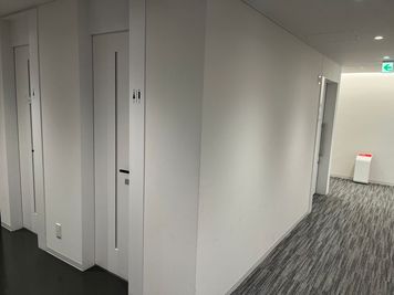 お手洗いは施設入口の右手側にございます - コワーキングスペースMangrove 【1名用半個室】Booth04のその他の写真