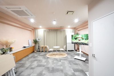 ＜スタジオ＆テラス東三国＞【基本プラン】駅徒歩3分🚃更衣室👚撮影小物💐Wi-Fi📶大型モニター🖥️撮影/会議 - 【スタジオ＆テラス東三国】
