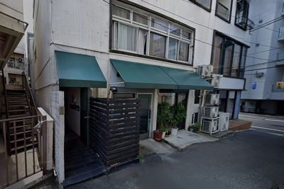 本フロア（4階）へはビルの裏手にある専用入口をご利用ください。※正面側からは入室できません。 - いいオフィス渋谷東byWealthParkRET Room9（半個室:パーテーション仕切）の入口の写真