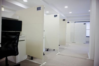 パーテーション仕切りの半個室型ブース（4席） - いいオフィス渋谷東byWealthParkRET Room9（半個室:パーテーション仕切）の室内の写真