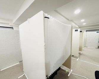 半個室には簡易カーテンを設置しております。他のお客様の目線をシャットアウトしてご利用頂くことが可能です。 - いいオフィス渋谷東byWealthParkRET Room9（半個室:パーテーション仕切）の室内の写真