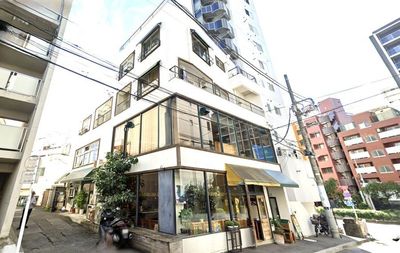 当ビル外観。1階にイタリア料理店（Mamma Luisa's Table）が目印です。 - いいオフィス渋谷東byWealthParkRET Room9（半個室:パーテーション仕切）の外観の写真