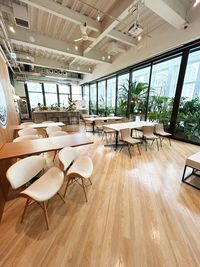 店内② - W RETREAT CAFE W RETREAT CAFE｜イベント・セミナー利用歓迎の室内の写真