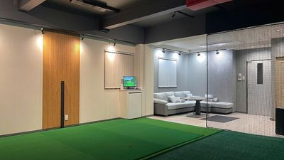ゆったりくつろげるソファスペース。プレーの合間にリラックスできます。 - SIMSPORTS の室内の写真