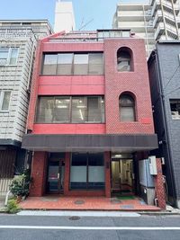 赤レンガ調の建物です♪ - 貸し会議室 HATTEN 東銀座 ✨【新富町1分】東銀座エリアの快適な個室ワークスペース✨の外観の写真