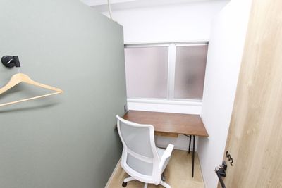 おしゃれなデスク＆チェア完備してます。電源もあります。 - 貸し会議室 HATTEN 東銀座 ✨【新富町1分】東銀座エリアの快適な個室ワークスペース✨の室内の写真