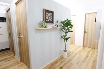 室内フルリフォームでとても綺麗です。 - 貸し会議室 HATTEN 東銀座 ✨【新富町1分】東銀座エリアの快適な個室ワークスペース✨の室内の写真