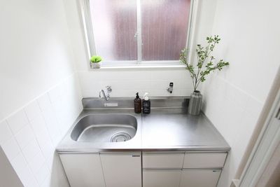 ミニキッチンも利用可能です。 - 貸し会議室 HATTEN 東銀座 ✨【新富町1分】東銀座エリアの快適な個室ワークスペース✨の室内の写真