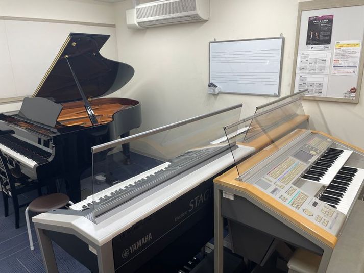 グランドピアノが1台・エレクトーンが3台あるお部屋です。 - ミュージックアベニュー広島 ピアノ・エレクトーン練習室305教室の室内の写真