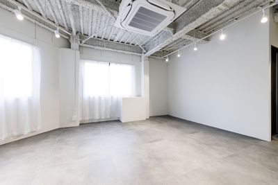 【OPEN 特価】大阪天満宮駅徒歩1分南森町駅徒歩3分複数窓×照明機材多数撮影スタジオ｜メイクルーム・更衣室あり｜天井高2.8m - スタジオミライズ