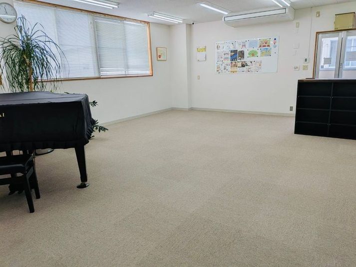窓が多く、明るい室内です - LalaSora Music 多目的スペースの室内の写真