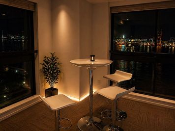 おしゃれなバーテーブルでコーヒーでも - お台場オフィス&スタジオ 最高の夜景！海が見えるお台場オフィス&撮影スタジオの室内の写真