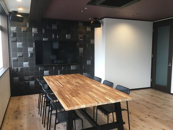 完全個室、6～8人掛けダイニングテーブル、60インチテレビ、ミニキッチン、トイレをスペース内に完備 - レンタルスペース「AgaRoom英賀保」 アガルーム英賀保の室内の写真