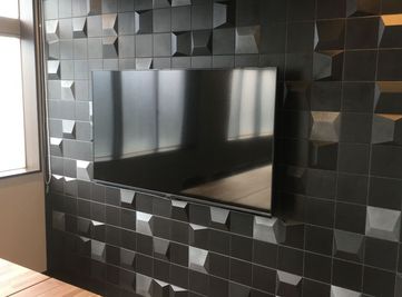 60インチ壁掛けTV - レンタルスペース「AgaRoom英賀保」 アガルーム英賀保の設備の写真